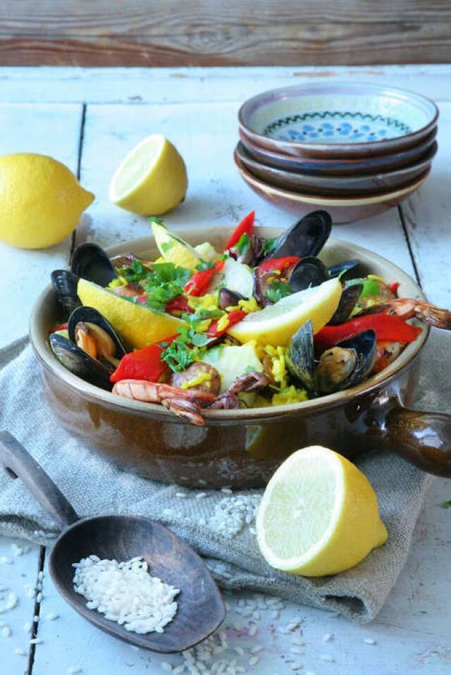 Paella med skaldjur, fisk & kryddstark chorizo