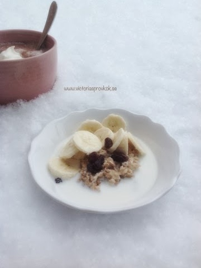 Frukosttips- havregrynsgröt med kokos toppad med russin och banan