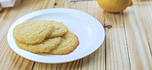 Tre enkla recept på glutenfria småkakor till fikat Friska citronkakor Fikon- och marsipankulor Endast 4 ingredienser – kokostoppar