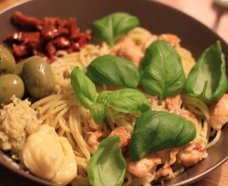 Spagetti med kyckling och pesto