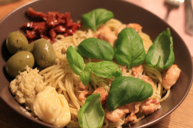 Spagetti med kyckling och pesto