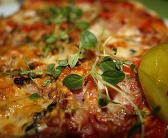 Pizza med mozzarella och bacon