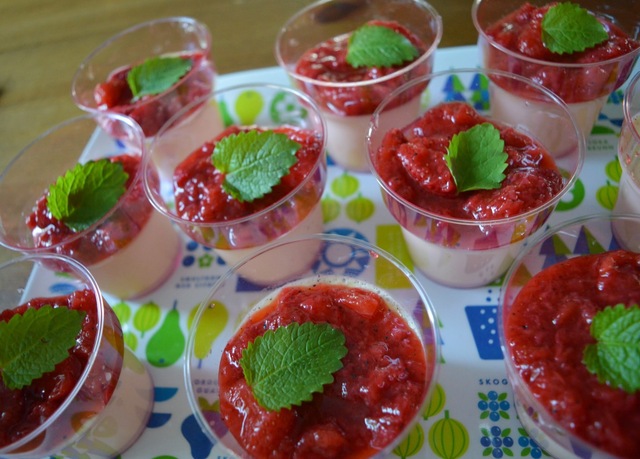 Pannacotta med vaniljmarinerade jordgubbar