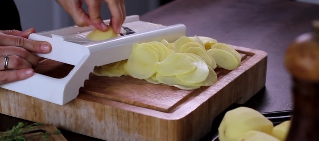 Hon skivar 1 kg potatis och lägger dem i en muffinsform. När de kommer ut ur ugnen? WOW!