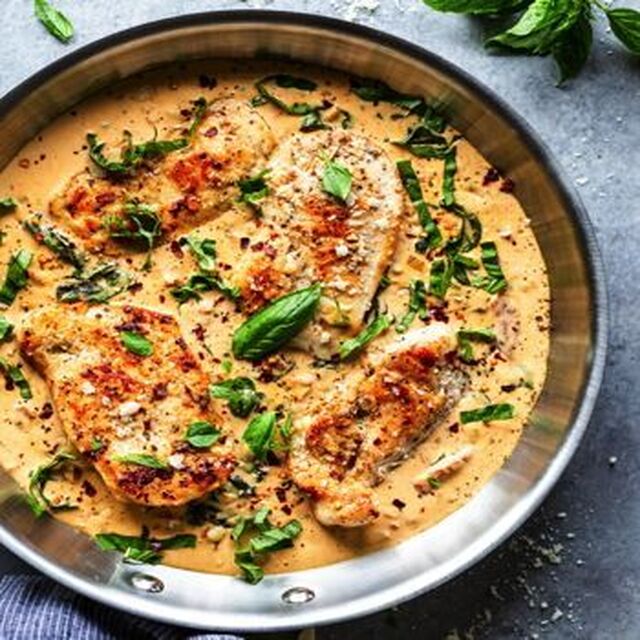 Kyckling i parmesansås med basilika - Vinklubben Tre Kronor i 2020 | Recept middag, Kycklingrecept, Middag recept