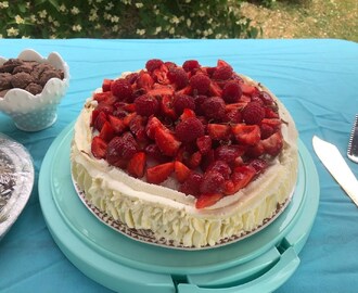 Jordgubb och hallontårta med chokladfluff