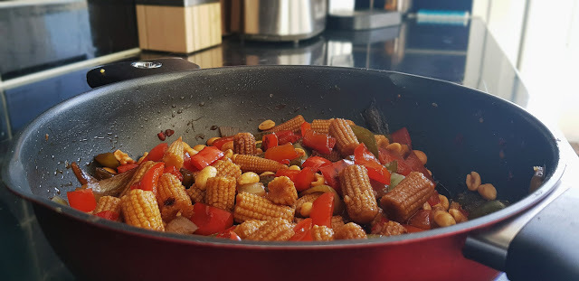 Vegansk wok med jordnötter och sweet chili
