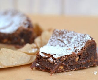 Movember kladdkaka med salta mandlar