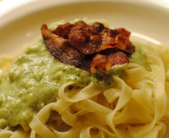 Tagliatelle med bacon och broccolisås