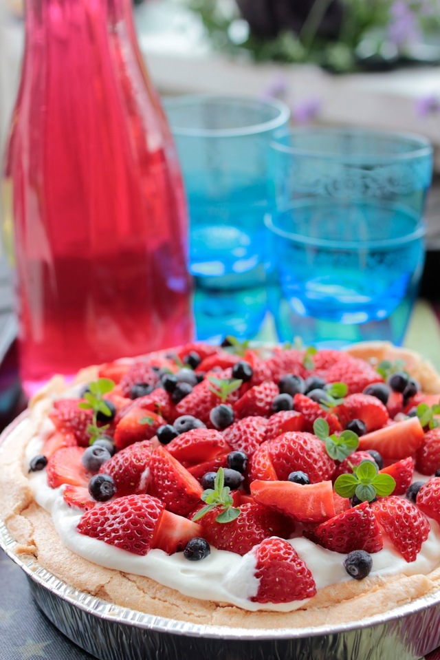 Pavlova med rabarbercurd och färska bär