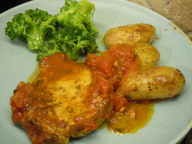 Fläskkotlett i tomatsås med ugnsrostade potatisar