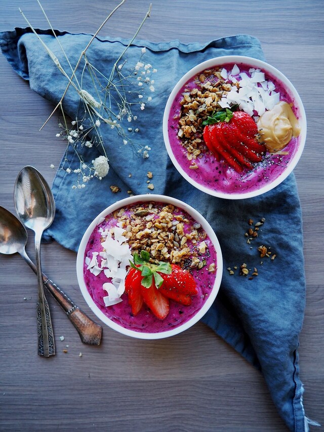 Let's talk about Protein Powders! / Protein Rich Smoothie Bowl with Strawberry & Granola