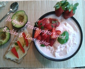 Jordgubb frozen yoghurt med basilika- gubbar