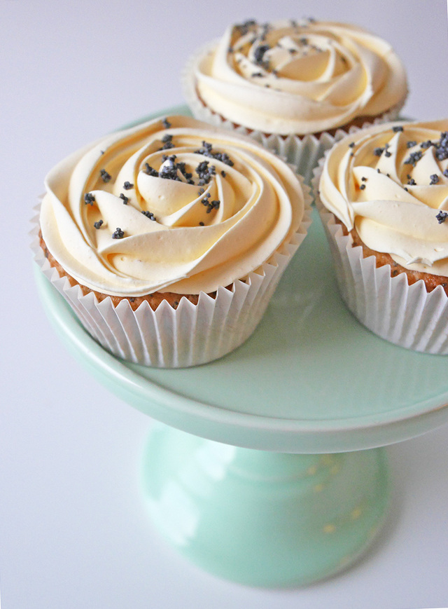 Glutenfria citron- och vallmocupcakes med marängfrosting