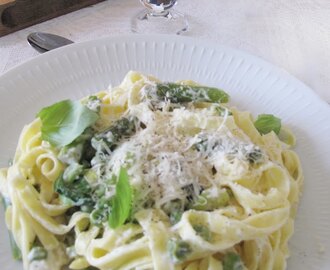 Citronpasta med bondbönor och sparris