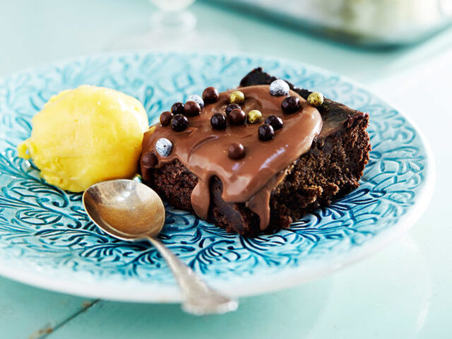 Brownie med chokladganache och mangosorbet