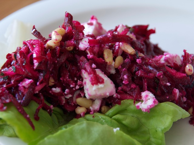 Färgrik sallad med rödbeta och fetaost