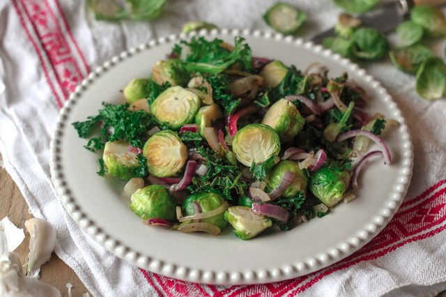 VARM KÅLSALLAD MED VITLÖK & CITRON