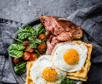 LCHF-recept – Frukost-chaffles med ägg och bacon – Diet Doctor