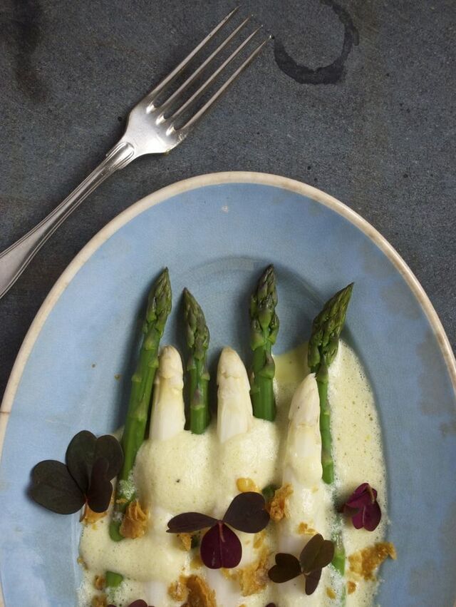 Hvide og grønne asparges med luftig hollandaise | Asparges, Mad ideer, Mad og drikke