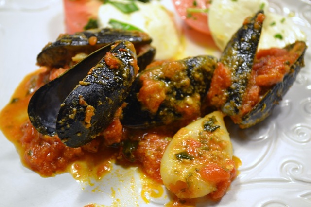 Tema Italiano: Musslor & calamare i tomatsås med caprese