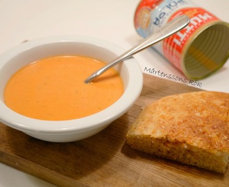 Soppa med tomat och yoghurt, till det en bit ostbröd