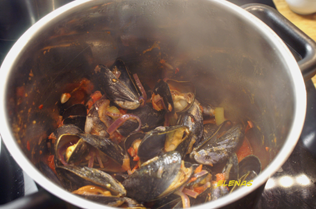 Bloody Mary-musslor med vitlöksbaguetter