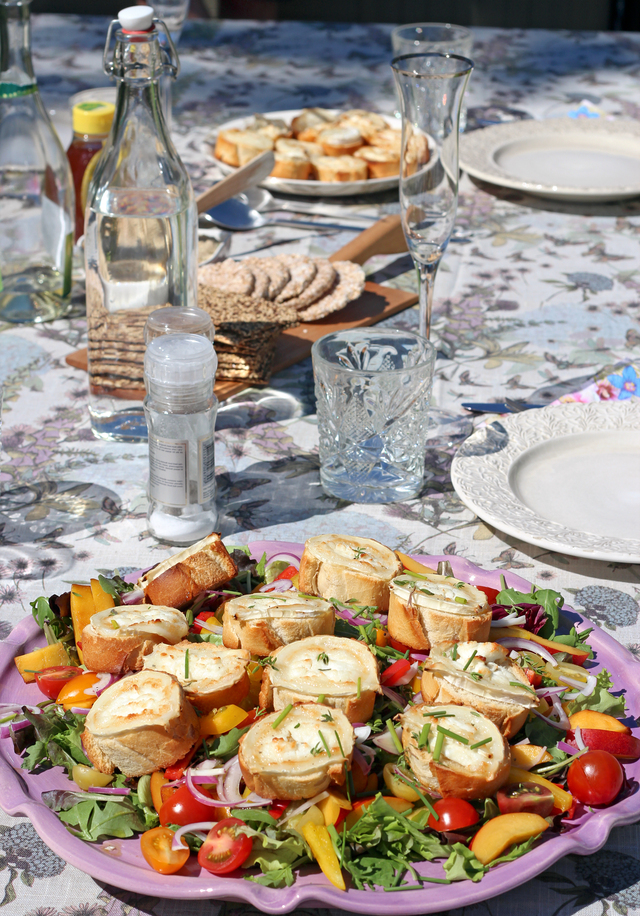 Chèvre chaud med nektarinsallad