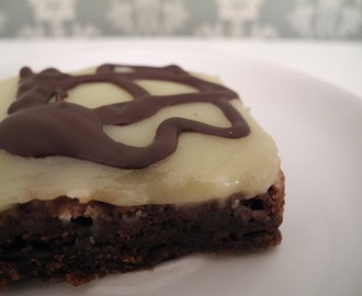 Brownies med vit glasyr och mörk choklad