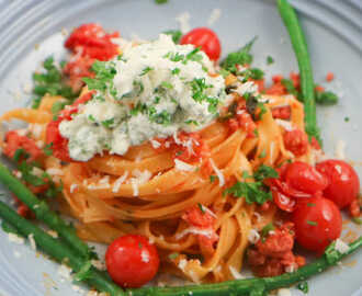 Paolos tagliatelle med salsiccia och mascarponekräm