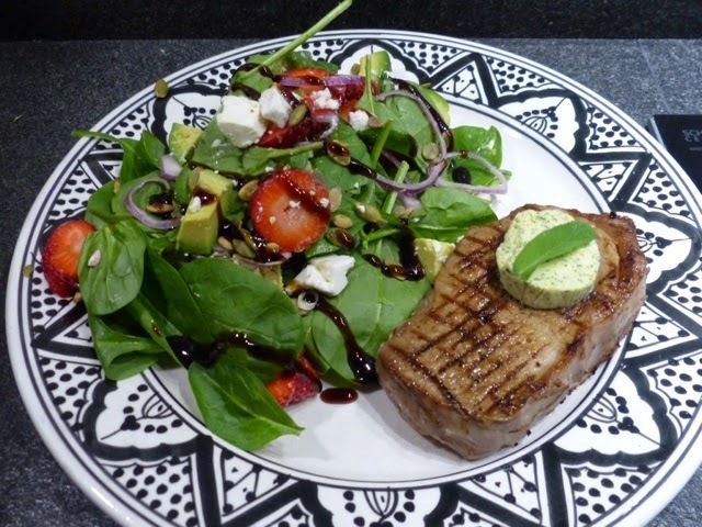 Kalventrecote med salviasmör och fräsch sallad med jordgubbar och
fetaost