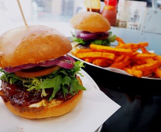 Where to eat? Melbourne - Kangaroo Burger on Metro Burgers