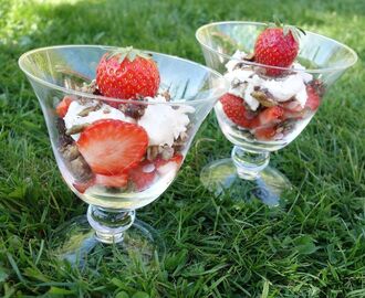 Fräsch jordgubbsdessert med mascarpone och mandelkrisp