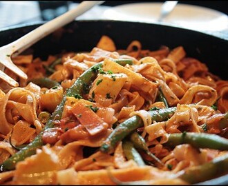 Pasta med äpplen och haricots verts.