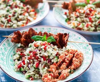 Blomkålstabbouleh med oumphspett och tomat- och myntadipp