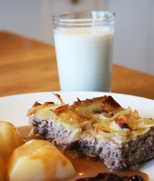 Kålpudding med brunsås och potatis