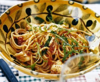Spaghetti med tomatsås, mozzarella och ruccola