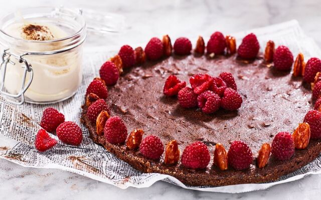 Lakritskladdkaka med karamelliserade mandlar och flingsalt