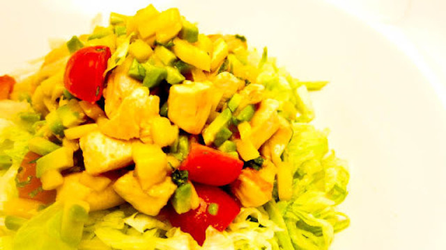 Kyckling sallad med mango och avokado.