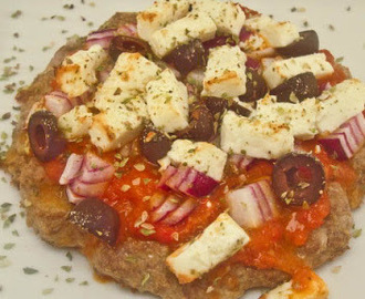 Meatizza toppad med ajvar, oliver och fetaost. (köttpizza)