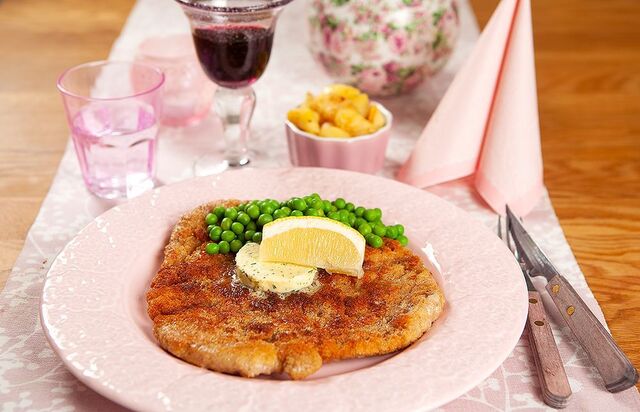 - Schnitzel med aromsmör och stekt potatis