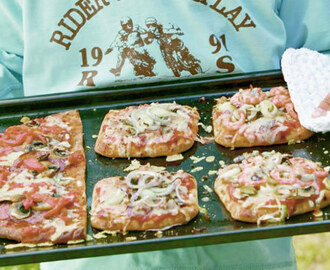 Pizza med salami, svamp och inlagd paprika