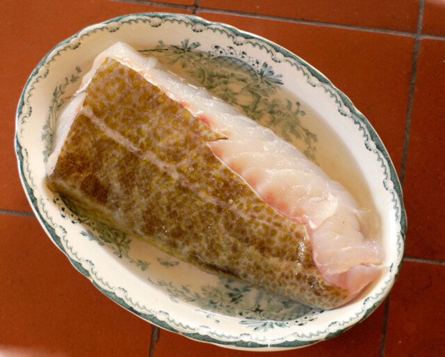 Kokt lättrimmad torsk med äggsås – klassiskt recept