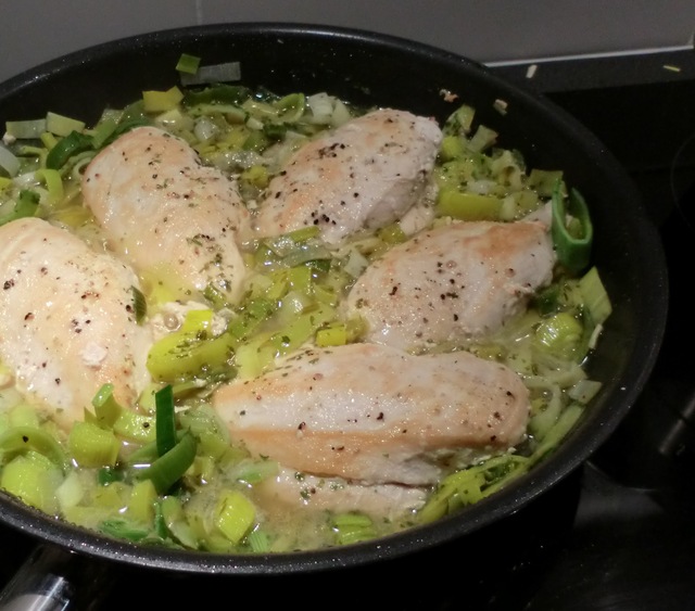 Too-easy chicken with leeks and lemon rice pilaf - jätteenkel kyckling med purjo och citronris Förrätt friterad Halloumi