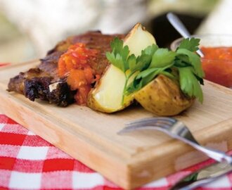 T-bone steak med grillade potatishalvor och tomatsås