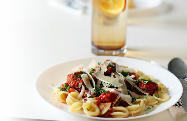 Järpish med pasta och tomatsås, vitlök & örter