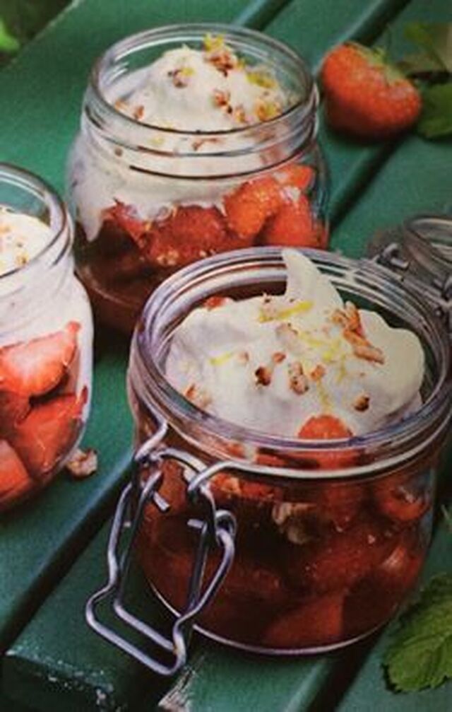 Dagens recept: Snabb citrongräddglass med jordgubbar