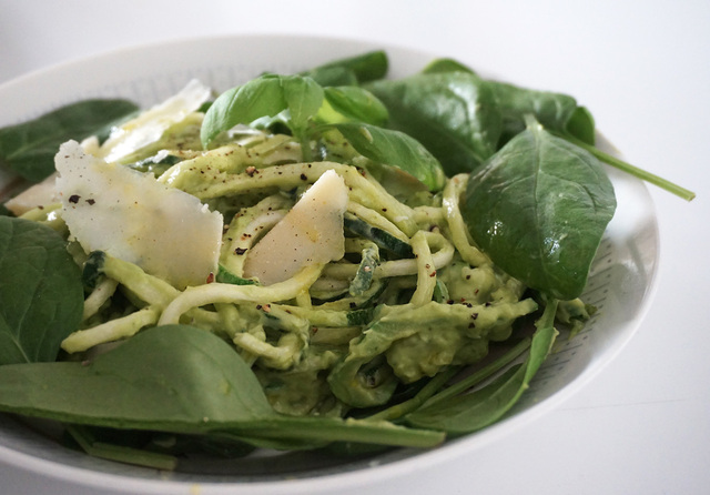 Grön måndag: Zucchinipasta med avokadopesto