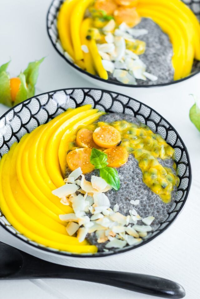 Tropisk chiapudding med skivad mango, passionsfrukt & physalis
