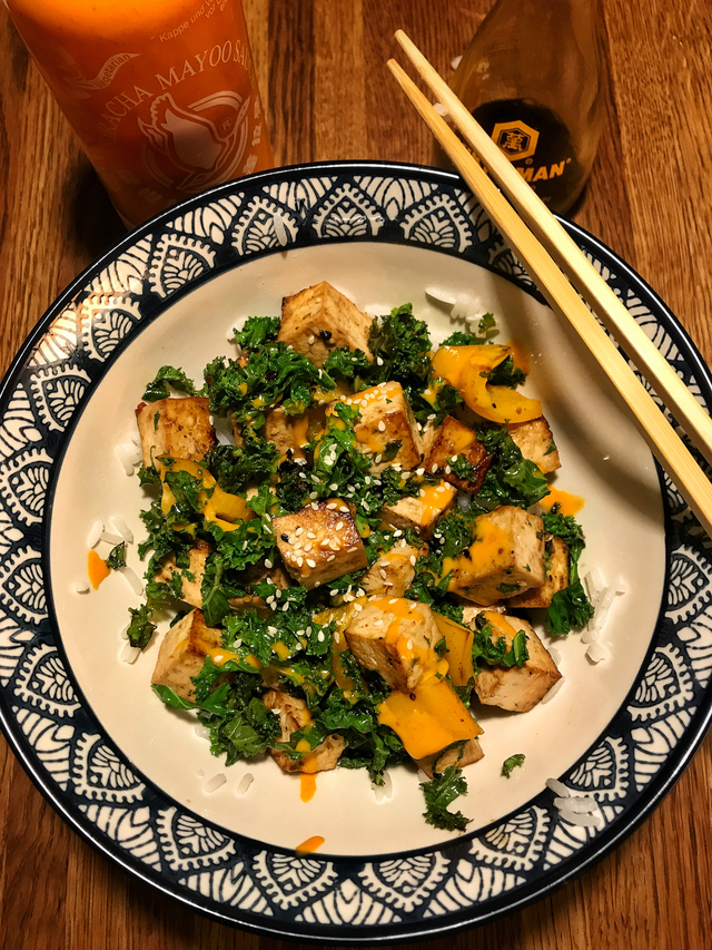 Enkel japansk sushibowl med tofu, grönkål och sesamfrön